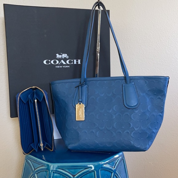 Coach Leather Embossed Logo Taxi Zip Tote & Wallet - Picture 2 of 8